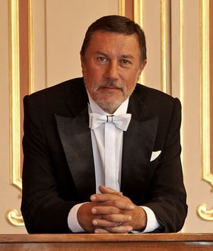Попов В. П. — художественный руководитель и главный дирижёр оркестра